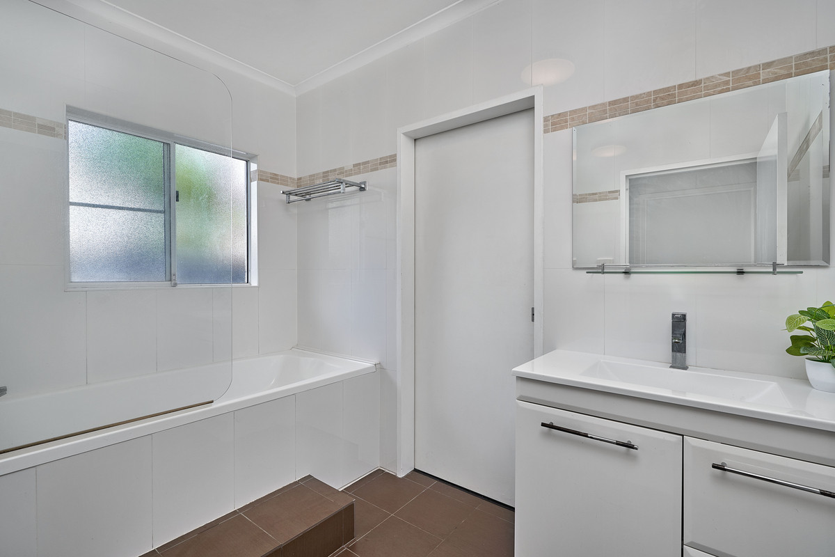 4 Coolangatta Close, KEWARRA BEACH, QLD 4879 AUS