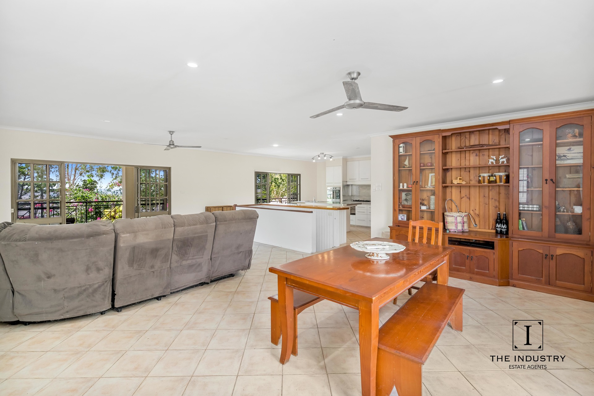 29-31 Casuarina Street, Holloways Beach, QLD 4878 AUS