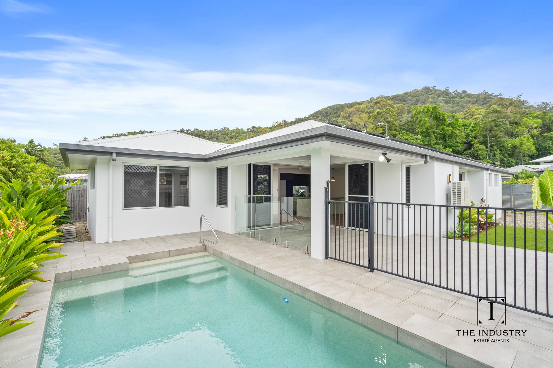 10 Flow Close, Trinity Beach, QLD 4879 AUS