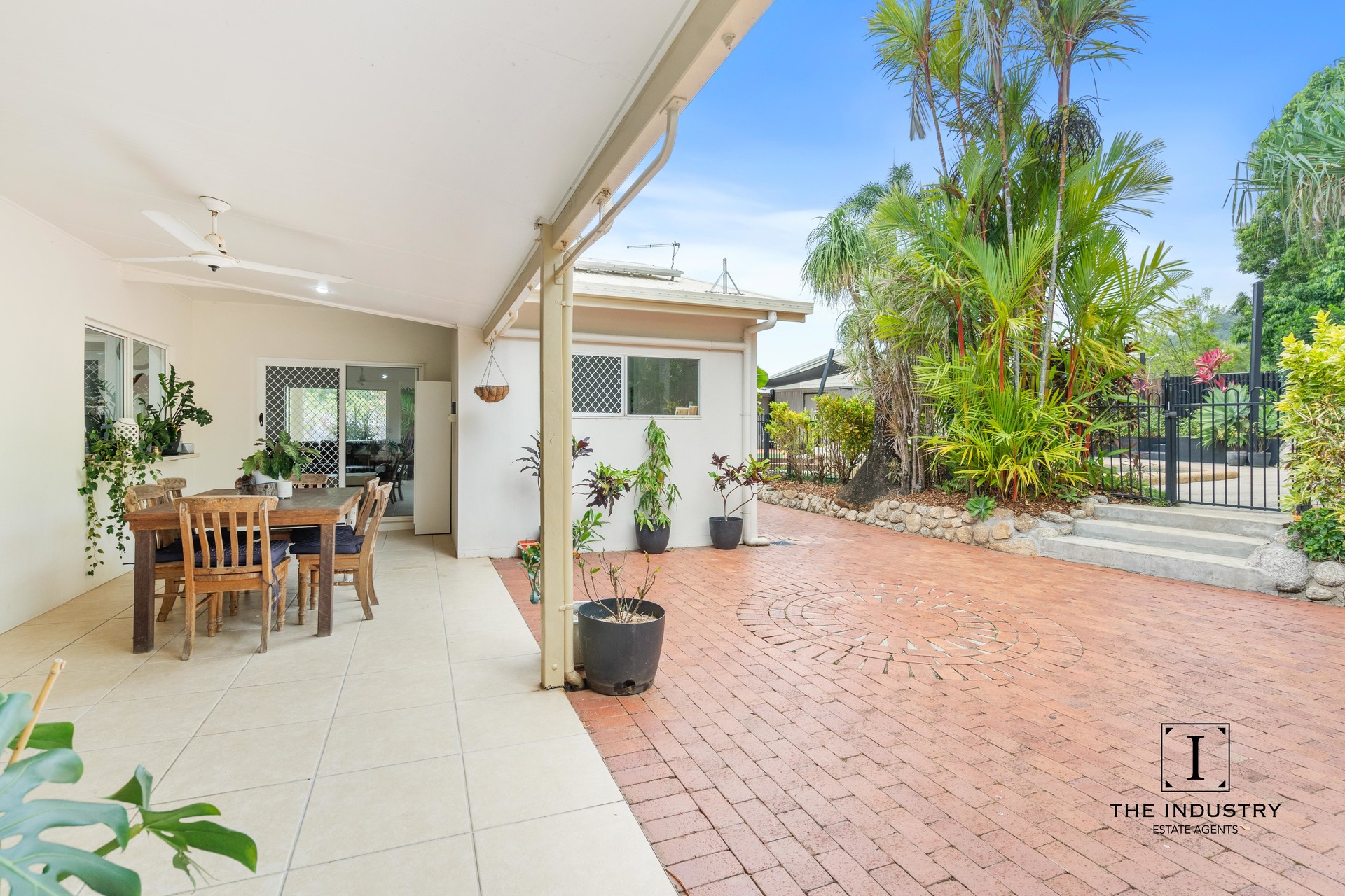 5 Elkhorn Close, Redlynch, QLD 4870 AUS