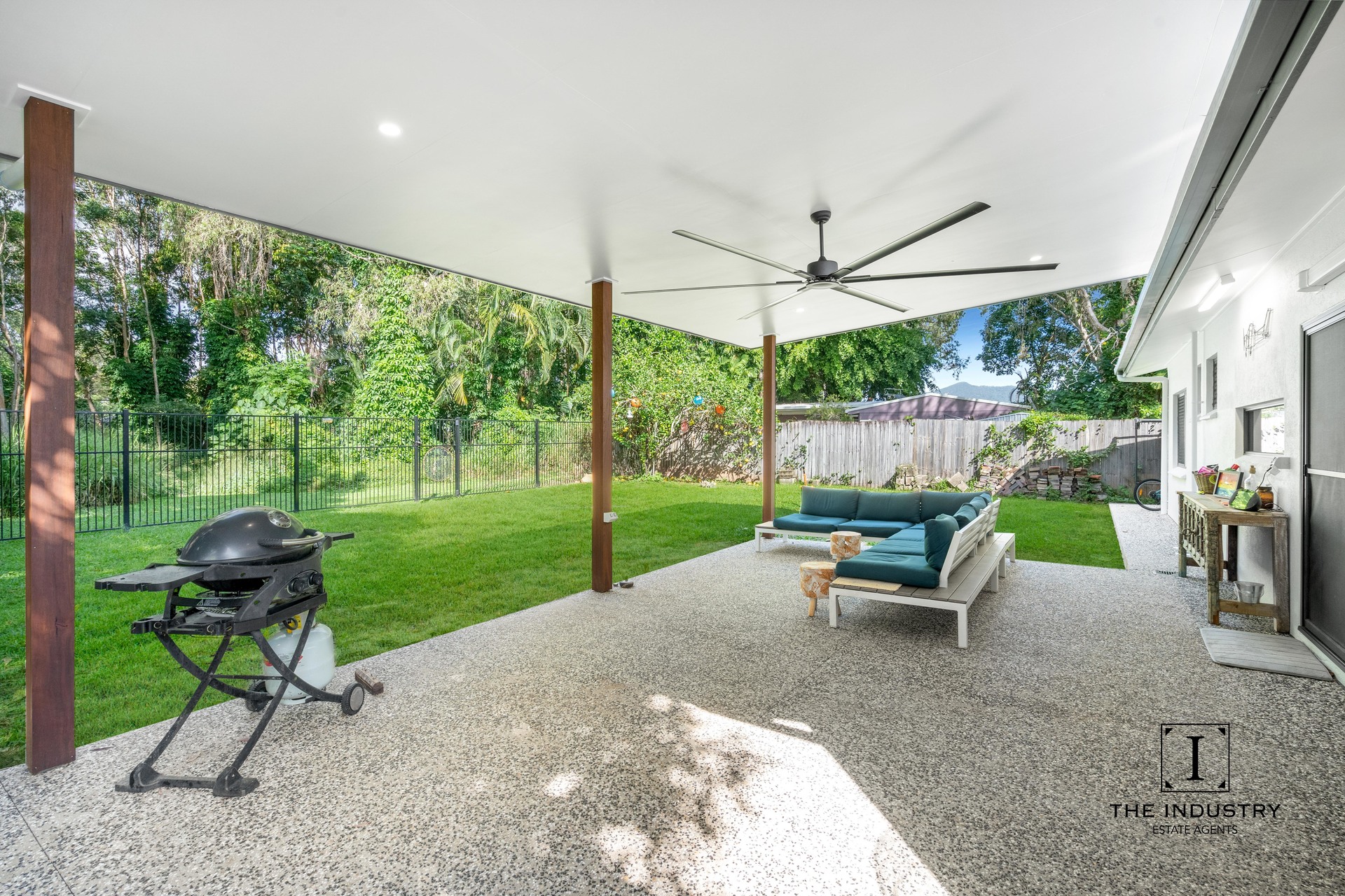 11 Hickory Street, Holloways Beach, QLD 4878 AUS