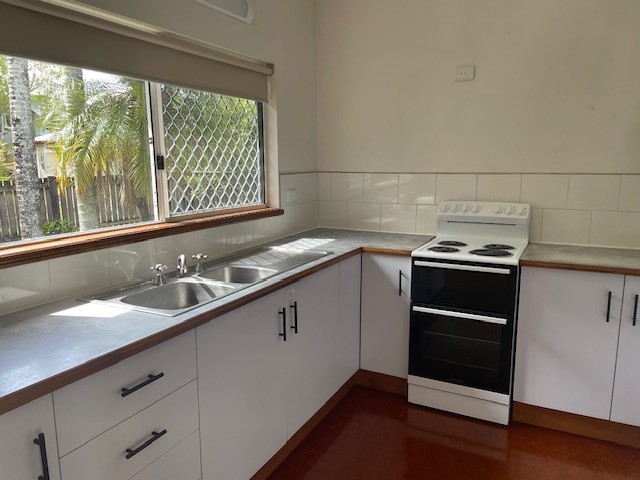 2/33 Miles Street, Manunda, QLD 4870 AUS