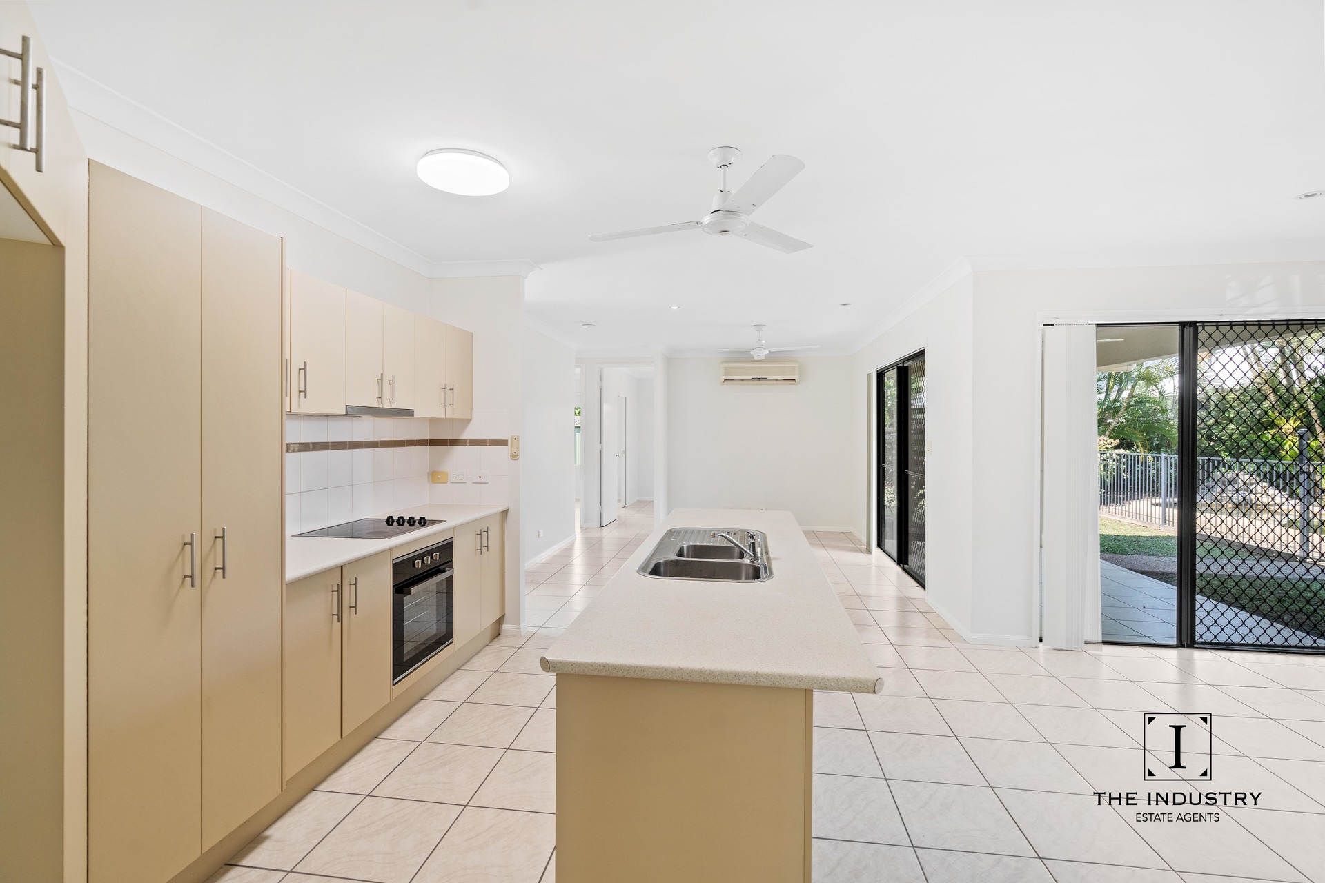 33 Huntley Crescent, Redlynch, QLD 4870 AUS