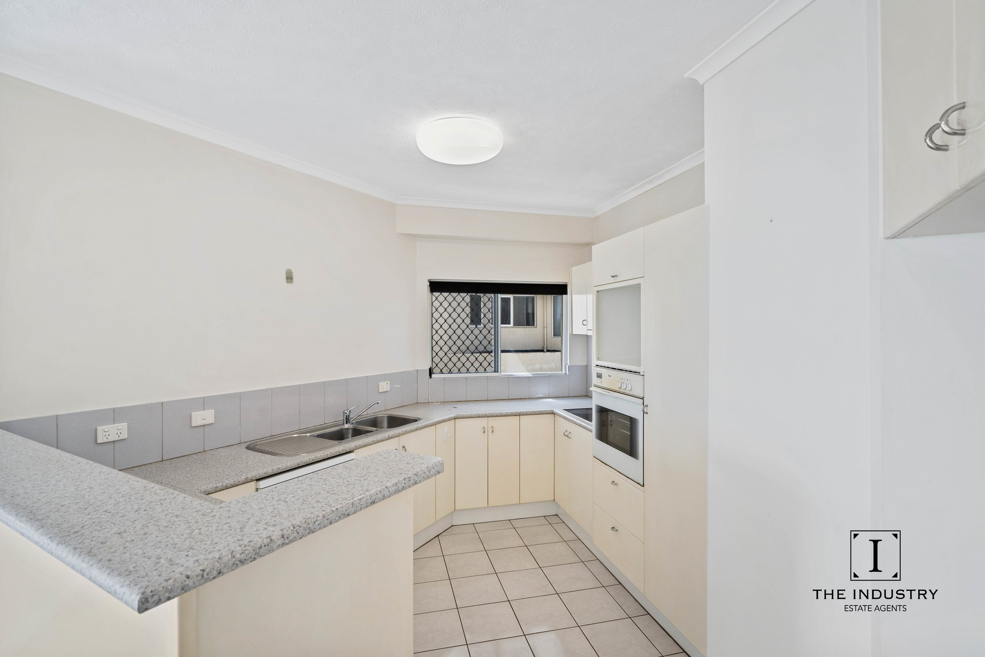 2/40 Moore Street, Trinity Beach, QLD 4879 AUS