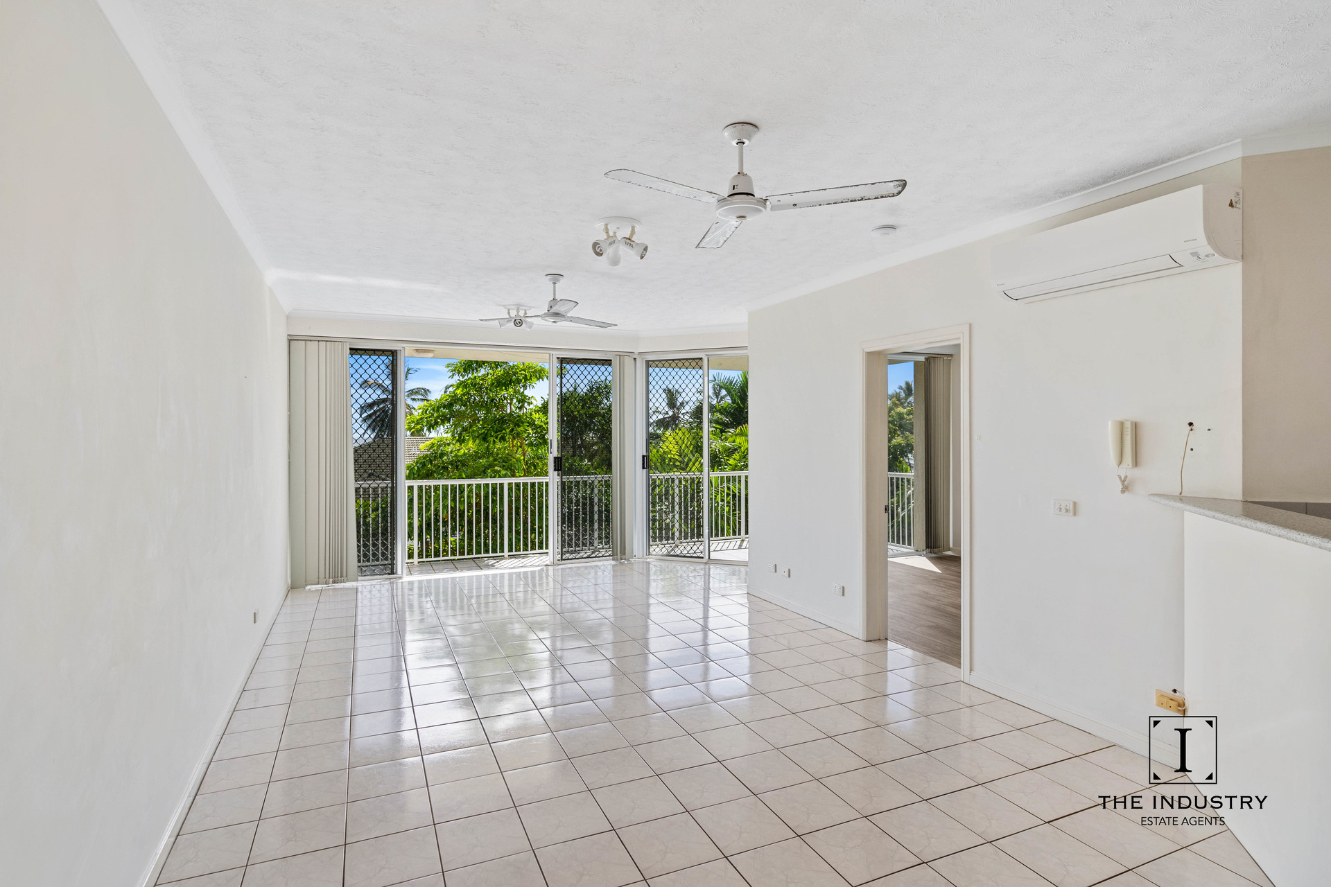 2/40 Moore Street, Trinity Beach, QLD 4879 AUS