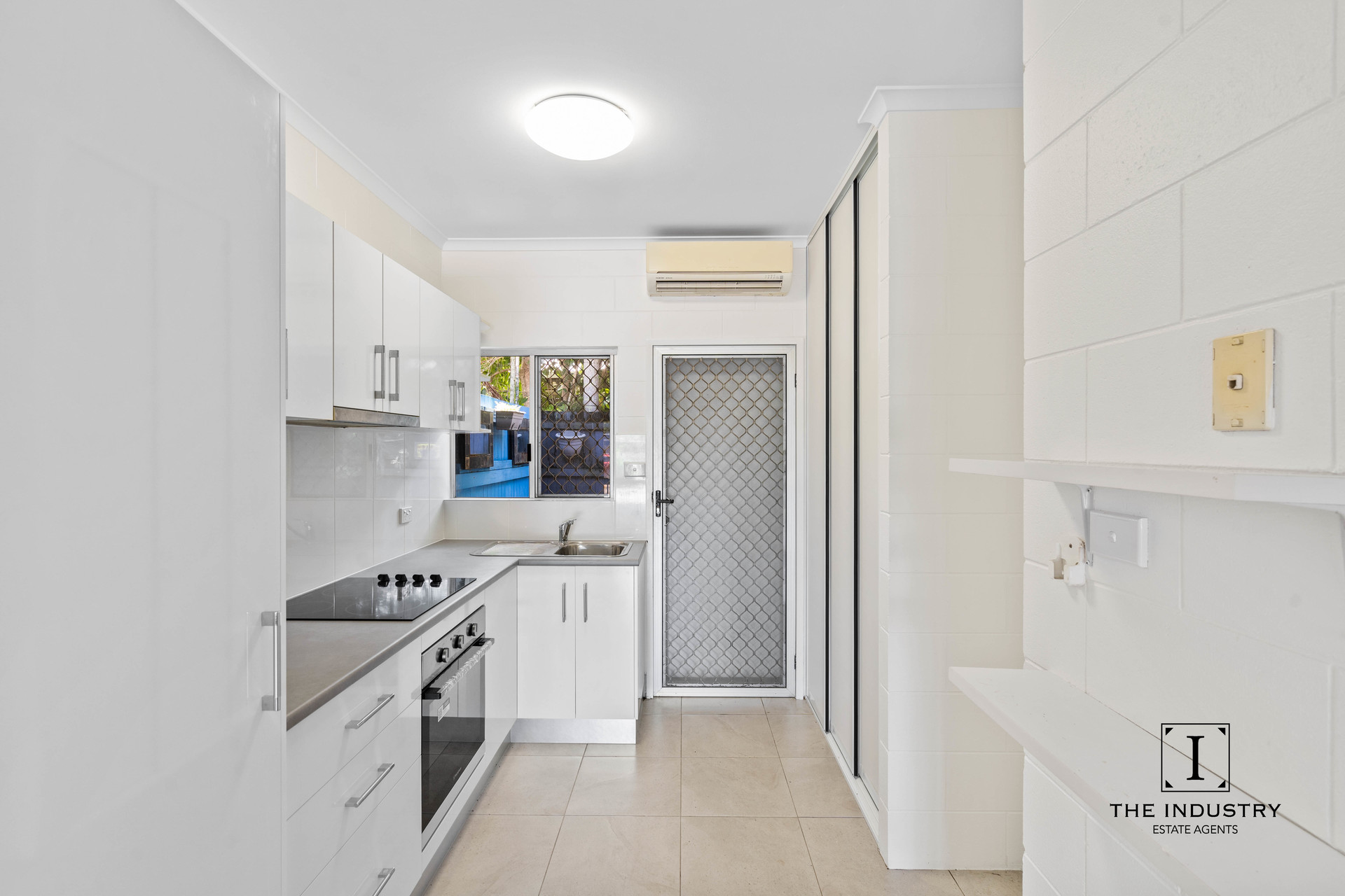 2/14 Palm Street, Holloways Beach, QLD 4878 AUS