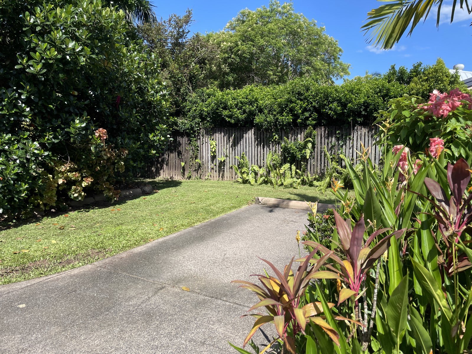 1/14 Ingham Court, Mooroobool, QLD 4870 AUS