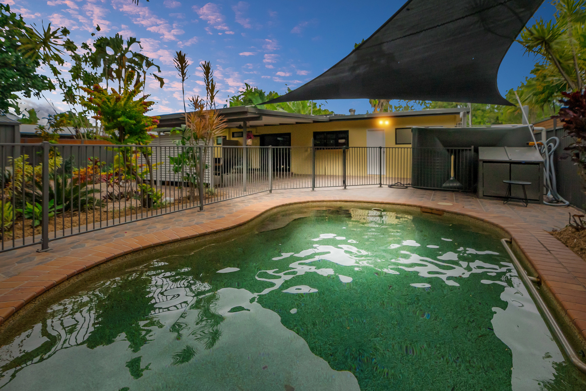 21 Maple Street, Holloways Beach, QLD 4878 AUS